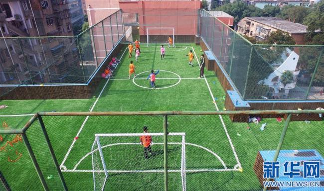 Jiangxi : un terrain de football aérien attire l'attention du public