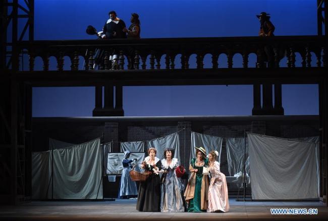 Des artistes interprètent Falstaff, opéra du compositeur italien Giuseppe Verdi, lors d'une répétition au Centre national des arts du spectacle, à Beijing, capitale chinoise, le 1er décembre 2017. Les représentations ont commencé dimanche. (Photo : Luo Xiaoguang)