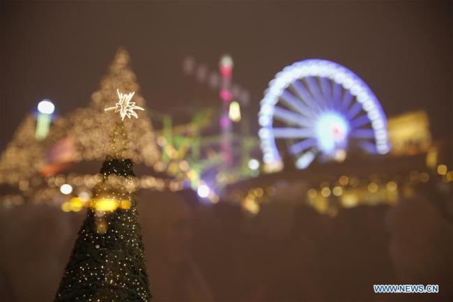 Un sapin de Noël et une grande roue sont vus au Winter Wonderland de Hyde Park, à Londres, en Grande-Bretagne, le 2 décembre 2017. Le Winter Wonderland de Hyde Park a ouvert ses portes depuis le 17 novembre. (Xinhua/Han Yan)