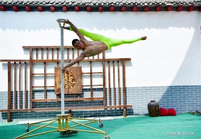 Un des berceaux de l’acrobatie chinoise poursuit la tradition