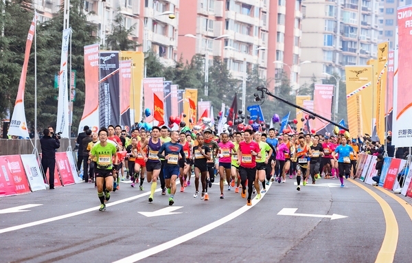 Le lancement du marathon international à Zigong du Sichuan