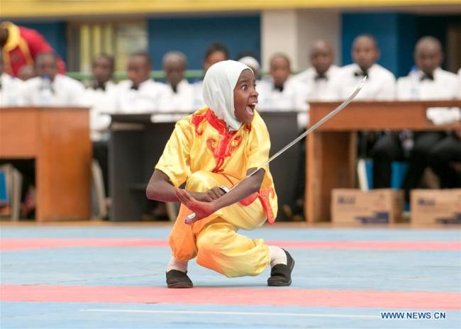 Un enfant pratique le kung-fu lors de la finale du Concours national des arts matiaux du Rwanda, le 10 décembre 2017 à Kigali, capitale du Rwanda. (Photo : Gabriel Dusabe)