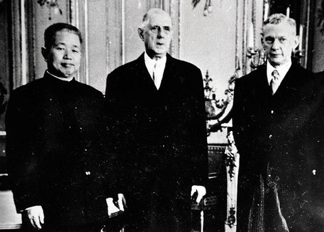 En juin 1964, le premier ambassadeur de Chine en France, Huang Zhen a présenté ses lettres de créance au président de Gaulle et a posé avec lui pour la photo. (XINHUA)