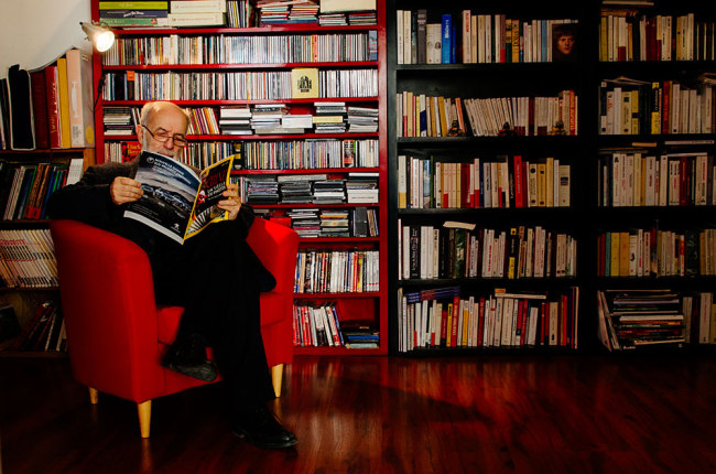 En dehors du travail, Richard ARZT continue à se passionner pour la lecture. Dans son salon, trois murs sont couverts par des bibliothèques, il a aussi une passion pour la musique contemporaine, le jazz, et la cuisine chinoise.