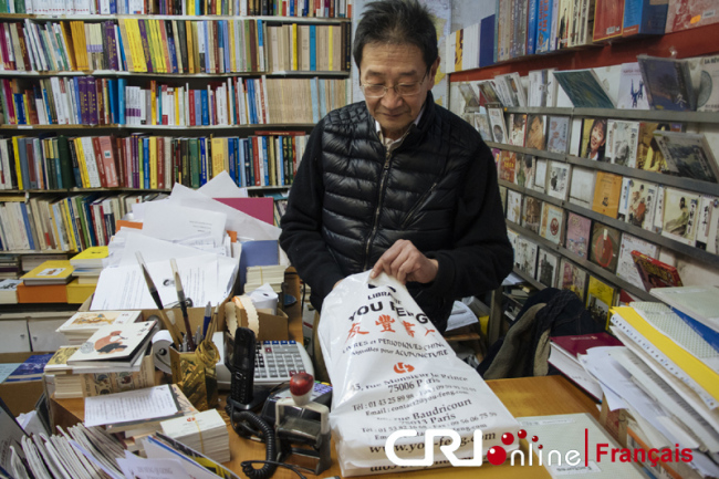 Pan Lihui diffuse la culture chinoise dans sa petite librairie à Paris