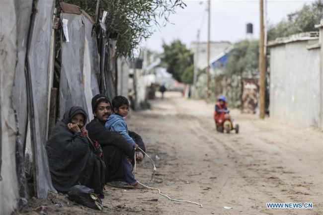 Des réfugiés palestiniens au camp de réfugiés d'al-Shati dans la ville de Gaza, le 17 janvier 2018. L'Office de secours et de travaux des Nations unies pour les réfugiés de Palestine (UNRWA) a annoncé mercredi avoir lancé une campagne de financement communautaire après que les Etats-Unis ont réduit de plus de 50% leur aide à l'office. (Photo : Wissam Nassar)