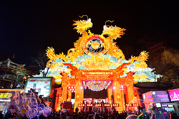  Un groupe de lanternes colorées durant la Fête (photographe : Liao Zhiquan)