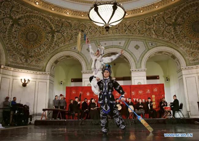 - Des artistes présentent un spectacle de l'opéra du Sichuan au Centre culturel de Chicago, aux Etats-Unis, le 16 février 2018. Plus de 300 visiteurs se sont réunis dans le Centre culturel de Chicago pour apprécier la culture chinoise traditionnelle alors qu'une cérémonie s'est tenue vendredi pour lancer officiellement les célébrations du Nouvel An chinois à Chicago. (Photo : Wang Ping)