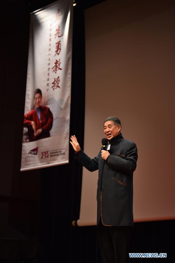 Le célèbre écrivain Bai Xianyong donne une conférence intitulée "L'amour et la beauté de l'opéra Kunqu" à l'Université de Hong Kong, le 9 mars 2018. La renommée de Bai Xianyong repose sur de nombreuses fictions parmi lesquelles "Gens de Taipei" et "Garçons de cristal". Grand amateur de Kunqu chinois, il s'investit également pour préserver et promouvoir cette forme artistique traditionnelle dans le monde entier. (Photo : Wang Xi)