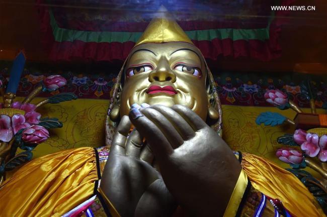 Photo prise le 9 mars 2018, montrant le portrait de Zong Kaba, fondateur de la secte jaune du bouddhisme tibétain au temple Gandan à Lhassa, capitale de la région autonome du Tibet (sud-ouest de la Chine). Fondé en 1409 par les disciples de Zong Kaba, le temple Gandan est le plus ancien parmi les lamaseries de la Secte Jaune.