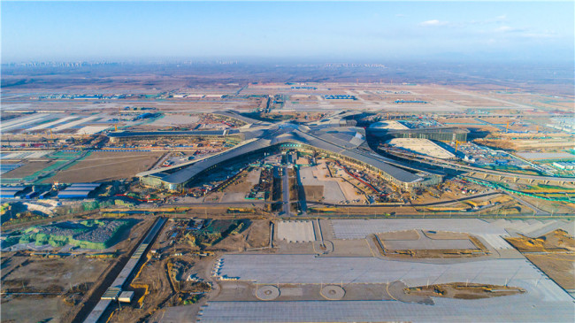 Photo aérienne montrant le site de construction du nouvel aéroport de Beijing, situé dans le district de Daxing, dans le sud de la capitale chinoise. Le nouvel aéroport international, qui prend forme et a déjà un toit, est amené à soulager la pression qui pèse aujourd'hui sur l'aéroport international de Beijing Capitale, qui se trouve dans la banlieue nord-est ; il devrait commencer ses essais de mise en service en octobre 2019. 
