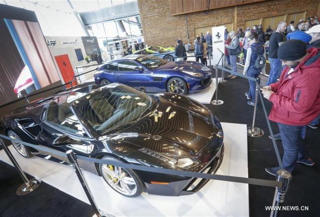  Des visiteurs du 98e Salon international de l'automobile de Vancouver, à Vancouver au Canada, le 28 mars 2018. Plus de 400 véhicules sont exposés sur le salon qui s'est ouvert le 28 mars pour cinq jours. (Photo : Liang Sen)