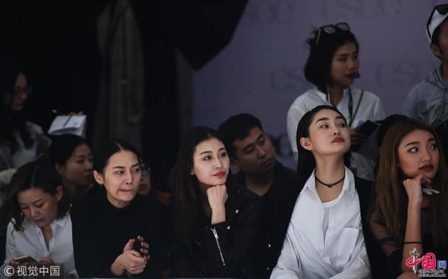 Le 17 avril, une centaine de mannequins chinois et étrangers ont participé à un défilé de sélection à Hangzhou, dans la province du Zhejiang (est). Il s’agit d’un grand entretien d’embauche entre les mannequins pour divers magasins en ligne et fabriques de vêtements.
