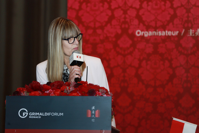 Mme Catherine Alestchenkoff, directrice des événements culturels du Grimaldi Forum, présente l’exposition