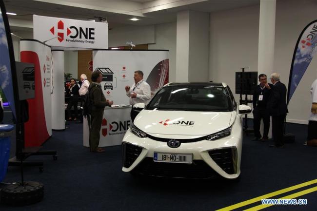 Une voiture électrique Toyota présentée lors d'un salon consacré à l'énergie à Dublin, en Irlande, le 18 avril 2018. Une campagne gouvernementale baptisée "DrivingElectric" a été lancée le jour de l'ouverture de l'exposition de deux jours, visant à encourager les habitants à passer aux véhicules électriques. (Photo : Zhang Qi)