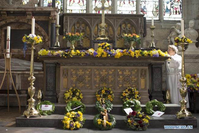 Le tombeau de William Shakespeare décoré de fleurs à Stratford-upon-Avon, au Royaume-Uni, le 21 avril 2018. Le 454e anniversaire de la naissance de William Shakespeare a été célébré samedi. (Photo : Isabel Infantes)