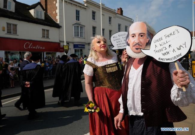  Un homme déguisé en William Shakespeare lors de la Parade de célébration de la naissance de William Shakespeare à Stratford-upon-Avon, au Royaume-Uni, le 21 avril 2018. Les gens ont célébré le 454e anniversaire de la naissance de William Shakespeare samedi. (Photo : Isabel Infantes)