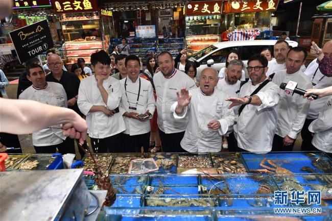 Le 9 mai, 86 chefs étoilés Michelin et candidats au concours mondial de la cuisine du Bocuse d’Or se sont rendus à Guangzhou pour découvrir la gastronomie cantonaise. Ils ont également fait des courses aux marchés aux légumes et aux produits aquatiques pour créer des plats sur place.