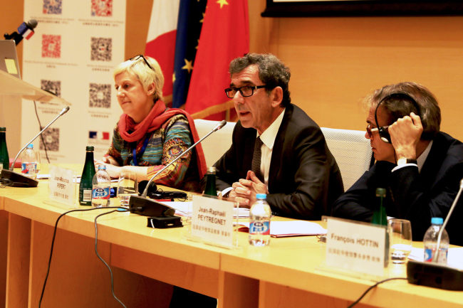L'ambassadeur de France en Chine Jean-Maurice Ripert (au milieu) lors de la conférence de presse