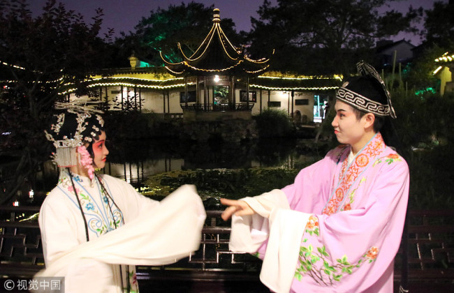 Suzhou : la visite de nuit du jardin Wangshi appréciée par les touristes internationaux