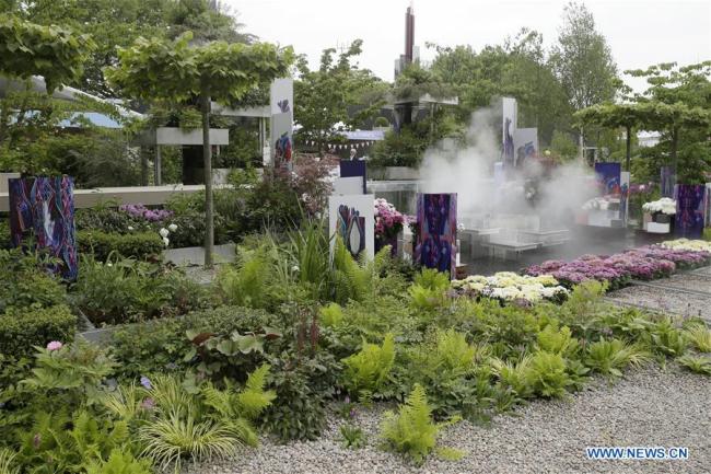 Photo prise le 21 mai 2018 montrant la vue du Jardin d'eau de Wuhan de la Chine lors de l'Exposition florale de Chelsea tenue dans l'enceinte de l'Hôpital royal de Chelsea à Londres, au Royaume-Uni, le 21 mai 2018. L'Exposition florale de Chelsea est organisée par la Royal Horticultural Society. (Xinhua/Tim Ireland)