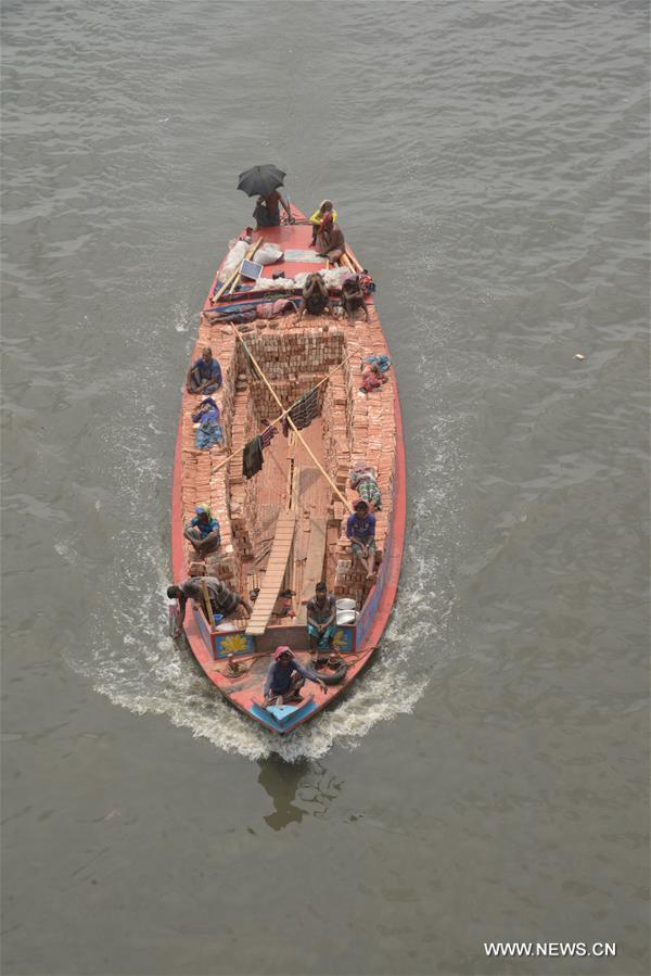 Des barques sur la rivière Buriganga, à Dacca, capitale du Bangladesh, le 22 mai 2018. Le transport fluvial reste un moyen important de communication au Bangladesh, où des bateaux traditionnels et des petites embarcations restent utilisés comme moyens de transport pratiques et peu onéreux. (Photo : Xinhua)