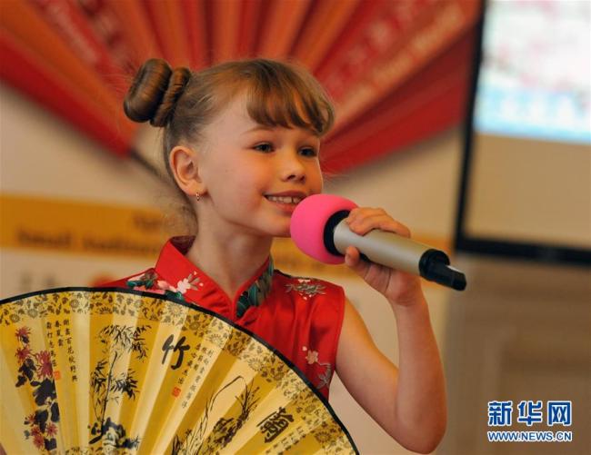 Le 25 avril, à Riga en Lettonie, une candidate chante en chinois lors du concours « Pont vers le chinois ».