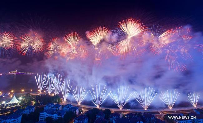 pectacle de lumières et de feux d'artifice à Qingdao, ville hôte du 18e sommet de l'Organisation de coopération de Shanghai, dans la province chinoise du Shandong (est), le 9 juin 2018. (Photo : Purbu Zhaxi)