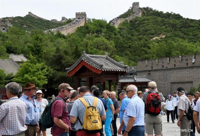  Touristes visitant la Grande Muraille de Badaling, à Beijing, capitale chinoise, le 10 juin 2018. (Photo : Li Xin)