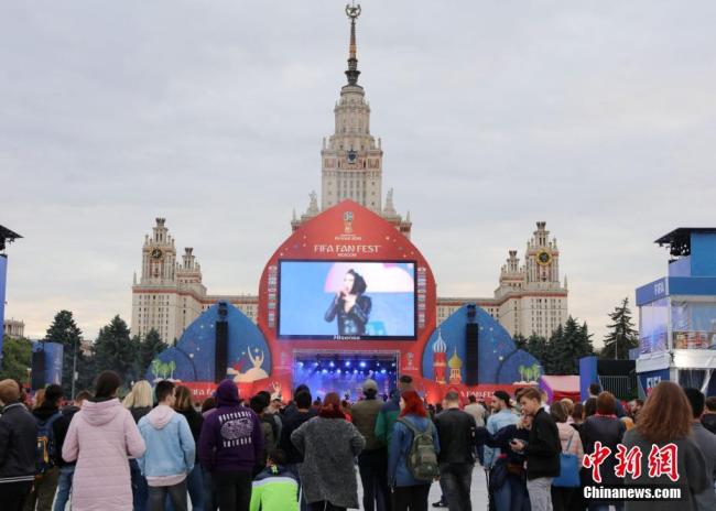 En marge de la Coupe du monde, le FIFA Fan Fest s’est tenu le 10 juin à Moscou. Cet événement a intégré le programme officiel lors de la Coupe du Monde en Allemagne en 2006, avant d'être reconduit pour l'ensemble des trois dernières éditions. Près de 30 millions de visiteurs ont assisté à ces événements festifs.