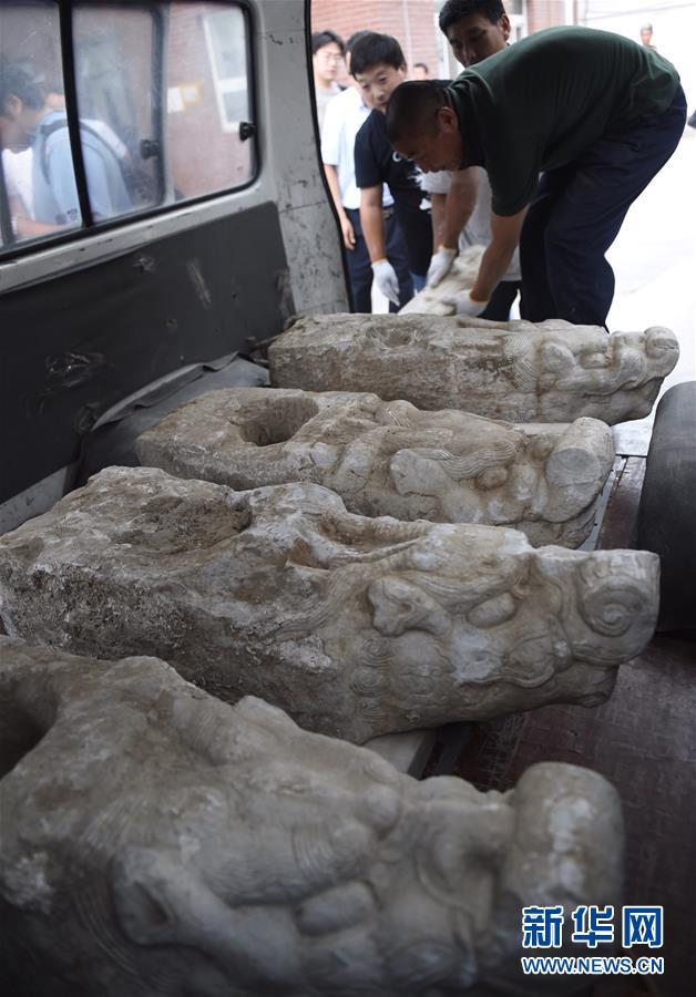 Quatre objets anciens retournés au parc Yuanmingyuan
