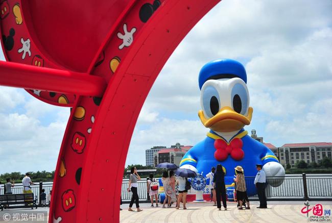 Le 10 juillet, un Donald Duck colossal d’une hauteur de 11 mètres est apparu sur le lac de Xingyuan, au parc Disneyland de Shanghai, ce qui a attiré beaucoup de visiteurs souhaitant se prendre en photo avec cette icône de la franchise américaine.