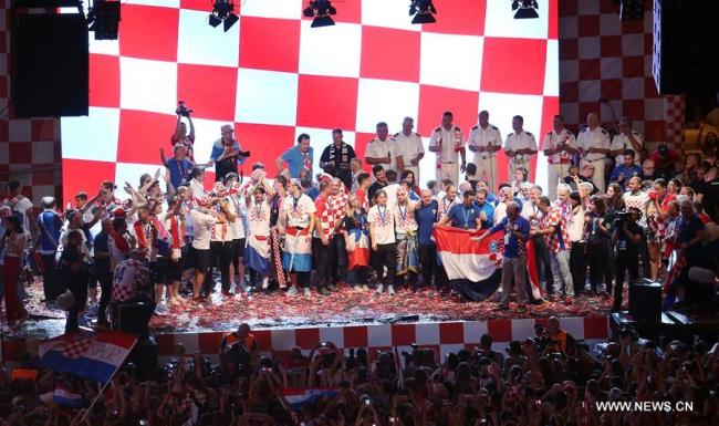  Les membres de l'équipe nationale de football de la Coatie sur un bus entre l'aéroport et le centre ville de Zagreb, capitale de la Croatie, le 16 juillet 2018. Ils ont été accueillis en héros dans leur pays après avoir remporté la deuxième place lors de la Coupe du monde 2018 en Russie. (Photo : Sandra Simunovic)