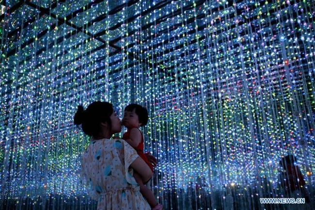 Une femme et son enfant dans le musée des Sciences et des Technologies à Xiamen, dans la province du Fujian (sud-est de la Chine), le 22 juillet 2018. (Xinhua/Zeng Demeng)
