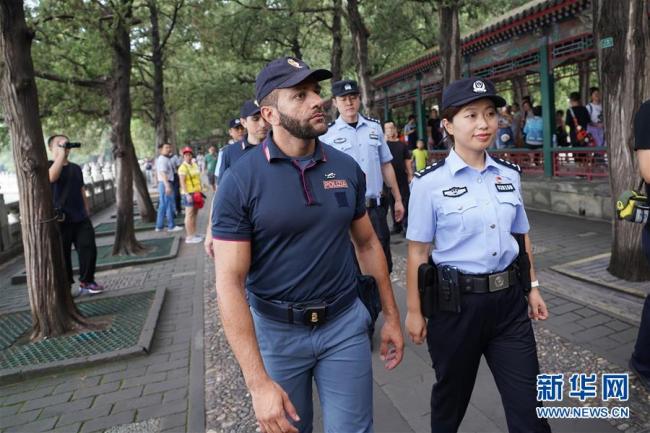 Le 23 juillet, deux policiers italiens participent à une patrouille conjointe au Palais d’été.