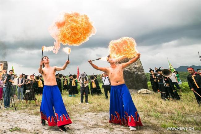 Des cracheurs de feu lors de la fête des Torches de l'ethnie Yi dans la ville de Bijie de la province du Guizhou (sud-ouest de la Chine), le 5 août 2018. Des membres de l'ethnie Yi et des touristes ont dansé et chanté ensemble pour célébrer l'événement. (Photo : Luo Dafu)