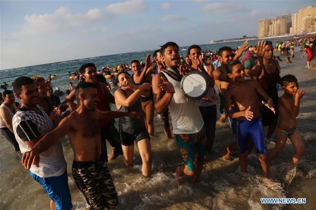 Des gens profitent du temps libre en été sur la plage d'Alexandrie, en Egypte, le 10 août 2018. (Photo : Ahmed Gomaa)