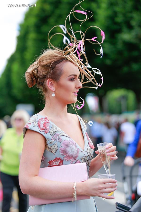 Une candidate de la Journée des dames à Dublin, en Irlande, le 9 août 2018. La Journée des dames est un concours de mode organisé chaque année lors du spectacle équestre de Dublin, capitale irlandaise. (Photo : Xinhua)