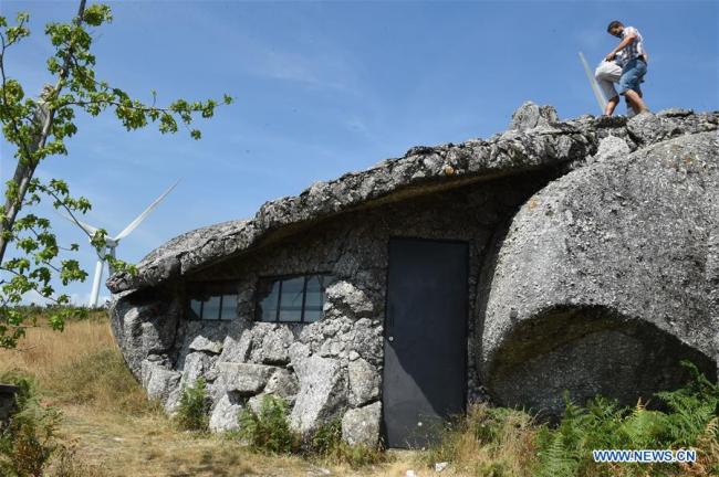 Photo prise le 17 août 2018 montrant la maison de pierre sur la colline de Fafe, près de Guimarães, au Portugal. (Xinhua/Zhang Liyun)