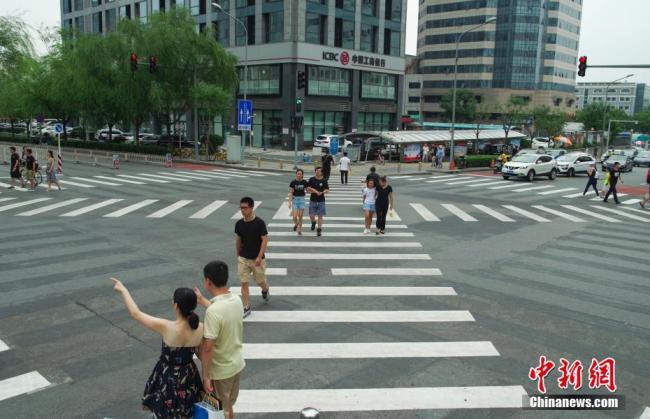 Photo prise le 19 août au district de Shijingshan, à Beijing, montrant le premier carrefour avec des passages piétons allant dans toutes les directions. Ce croisement, situé dans le quartier de Lugu, permet aux passants de traverser cette route dans toutes les directions avec moins de temps d'attente.