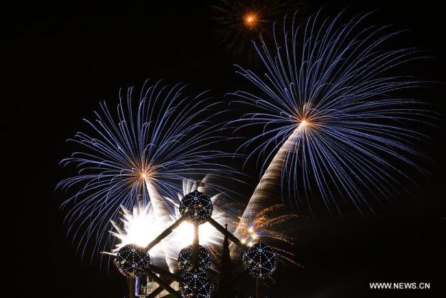Des feux d'artifice illuminent le ciel et l'Atomium, monument phare de Bruxelles, lors des Feux de Laeken 2018, à Bruxelles, en Belgique, le 24 août 2018. (Photo : Zheng Huansong)