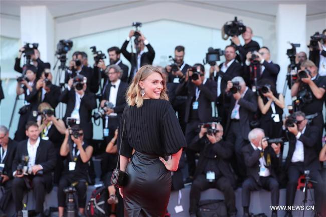 L'actrice Gaia Weiss pose pour des photos sur le tapis rouge lors du 75e Festival international du film de Venise, en Italie, le 29 août 2018. Le 75e Festival du film de Venise a été inauguré mercredi à Venise. (Photo : Cheng Tingting)