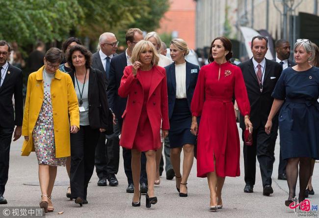 Accompagnée par la princesse héritière du Danemark Mary Elizabeth Donaldson, la Première dame française Brigitte Macron a visité l'Académie royale des beaux-arts du Danemark, à Copenhague, le 28 août 2018.