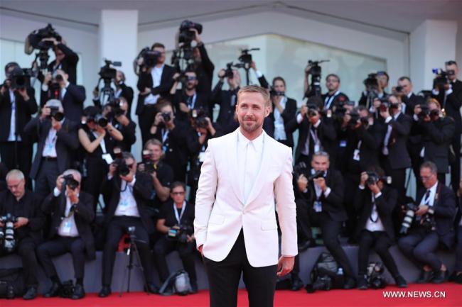  L'acteur Ryan Gosling pose pour des photos sur le tapis rouge lors du 75e Festival du film de Venise, en Italie, le 29 août 2018. Le 75e Festival du film de Venise a été inauguré mercredi à Venise. (Photo : Cheng Tingting)