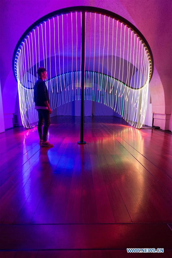 Un visiteur regarde l'installation intitulée "Full Spectrum" lors de la Biennale du design de Londres à Londres, en Grande-Bretagne, le 3 septembre 2018. (Xinhua/Ray Tang)