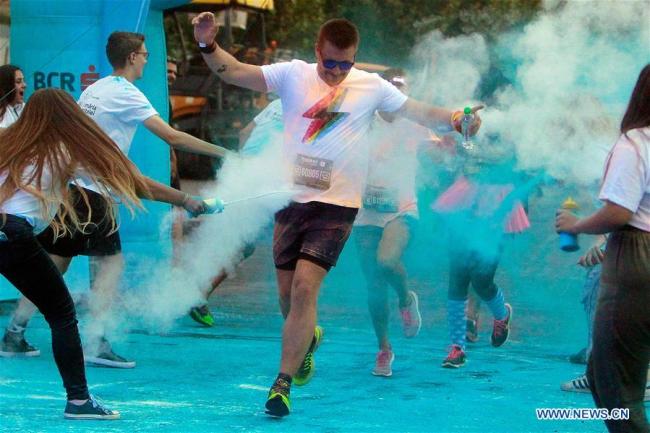 Des gens participent à la "Color run" à Bucarest, capitale de la Roumanie, le 8 septembre 2018. (Xinhua/Cristian Cristel)