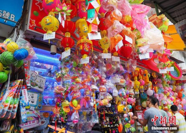 Le 8 septembre, beaucoup d’habitants achètent les lanternes dans la rue commerciale de Furong à Hong Kong, pour préparer la célébration de la Fête de la mi-automne, qui tombe cette année le 24 septembre.