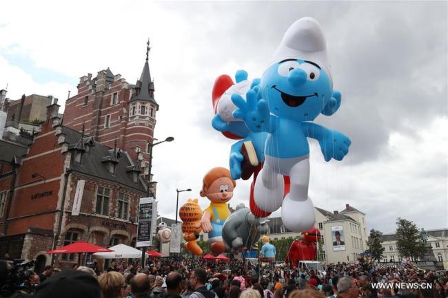 Des gens assistent à la Balloon's Day Parade lors de la Fête de la BD 2018 de Bruxelles, au centre-ville de Bruxelles en Belgique, le 15 septembre 2018. (Xinhua/Zheng Huansong)