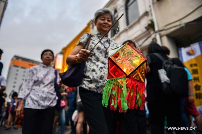  Une dame tient une lanterne lors d'une célébration de la Fête de la lune à Kuala Lumpur, en Malaisie, le 15 septembre 2018. (Photo : Chong Voon Chung)