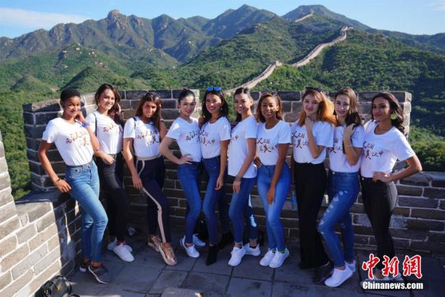 Des candidates au concours Miss Tourisme 2018 visitent la Grande Muraille